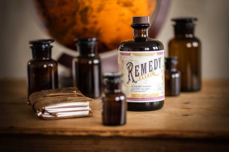 Remedy Elixir mit Apothekerflaschen und altem Rezeptbuch