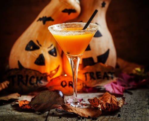 Happy Halloween Kürbis mit Drink und Dekoration